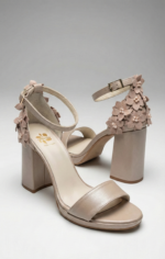 Sandalias de novia color nude nacarado, tacón bloque 9 cm, pala frontal 3 cm y flores de ante en el talón — vista frontal-lateral.